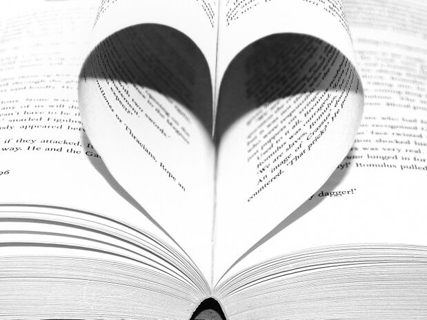 Foto von einem Buch mit Buchseiten, die ein Herz bilden