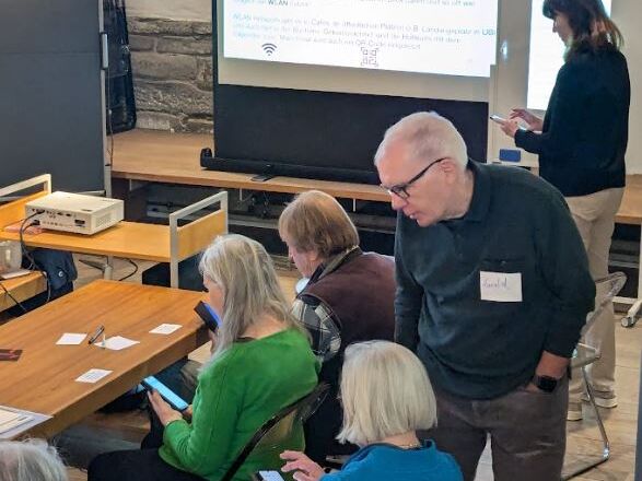 Foto von Teilnehmenden im Digi-Treff der Bücherei
