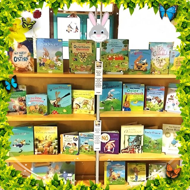 Bild von einem Bücherregal mit neuen Ostermedien in der Kinderbücherei