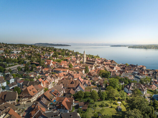 Luftaufnahme von Überlingen mit Bodensee im Hintergrund