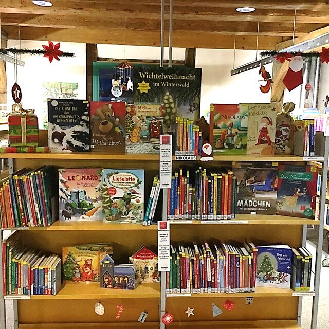 Foto zum Medienregal mit Weihnachtsmedien für Kinder